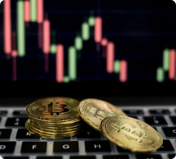 Monety Bitcoin na tle wykresu świecowego na platformie Immediate Evex